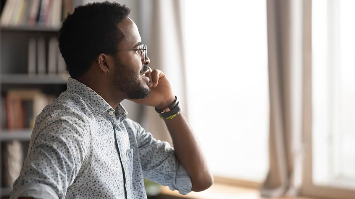 man discussing with potential home buyer while selling his house fsbo