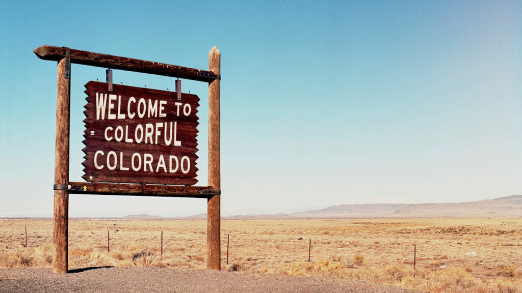 welcome sign at the entrance in the state of colorado