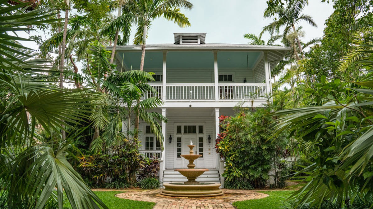 house in florida with palms and water fountain