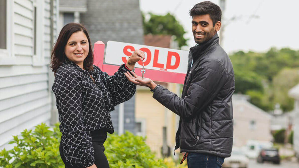 exclusive agent handing the keys of the house to the buyer