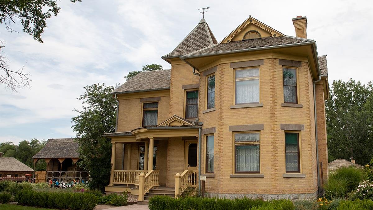 How to Sell an Old House That Needs Work: Turn It Into a Profit