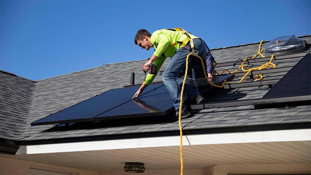 Selling a House with Solar Panels: Challenges and Solutions